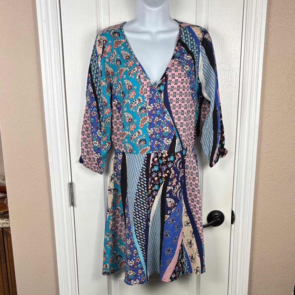 BeBop Women's Blue and Pink Patterned V-Neck 3/4 Elastic Sleeve Wrap Dress NWT L